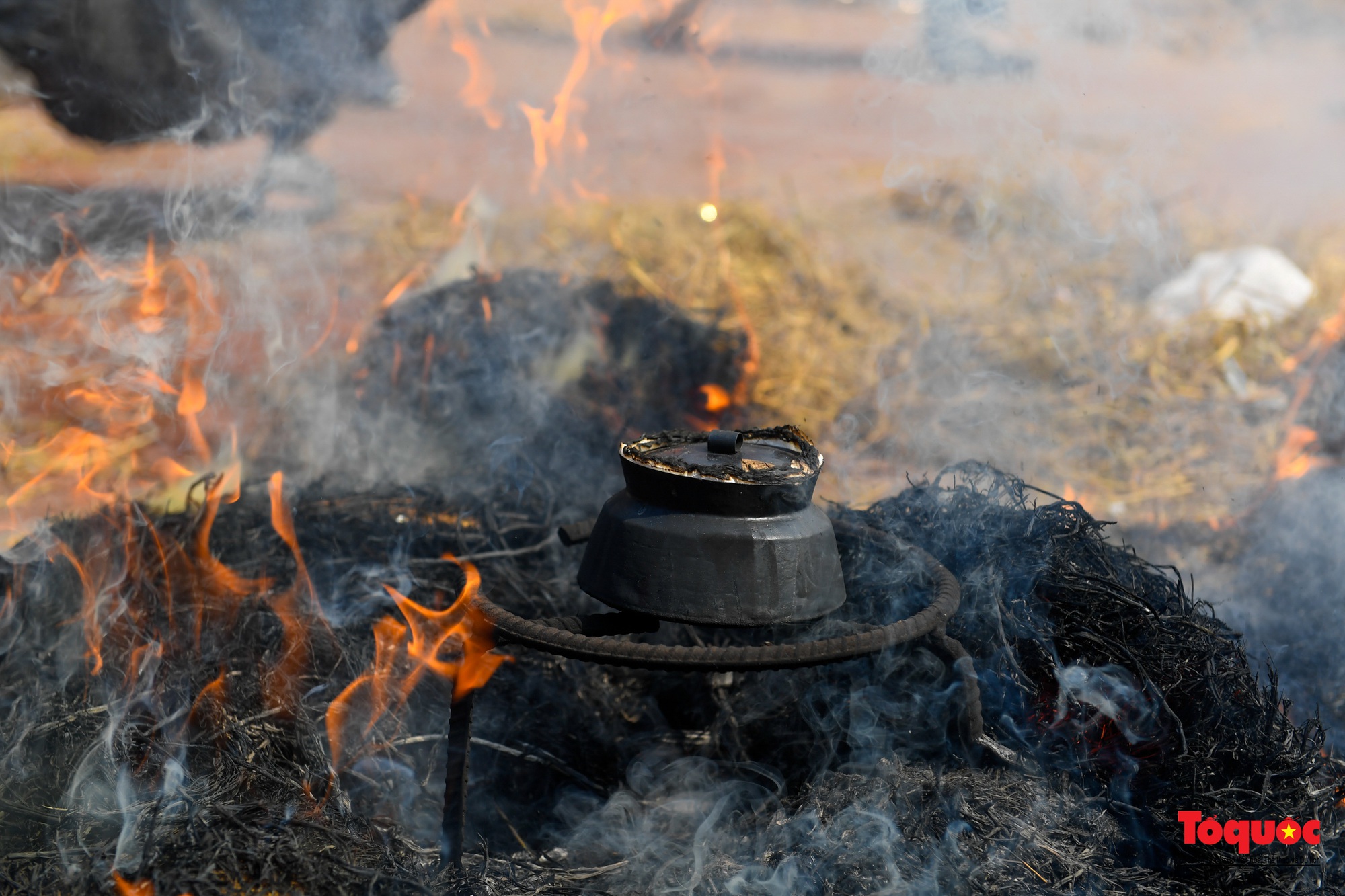 Dân làng Thị Cấm thi kéo lửa thổi cơm ngày đầu Xuân - Ảnh 10.