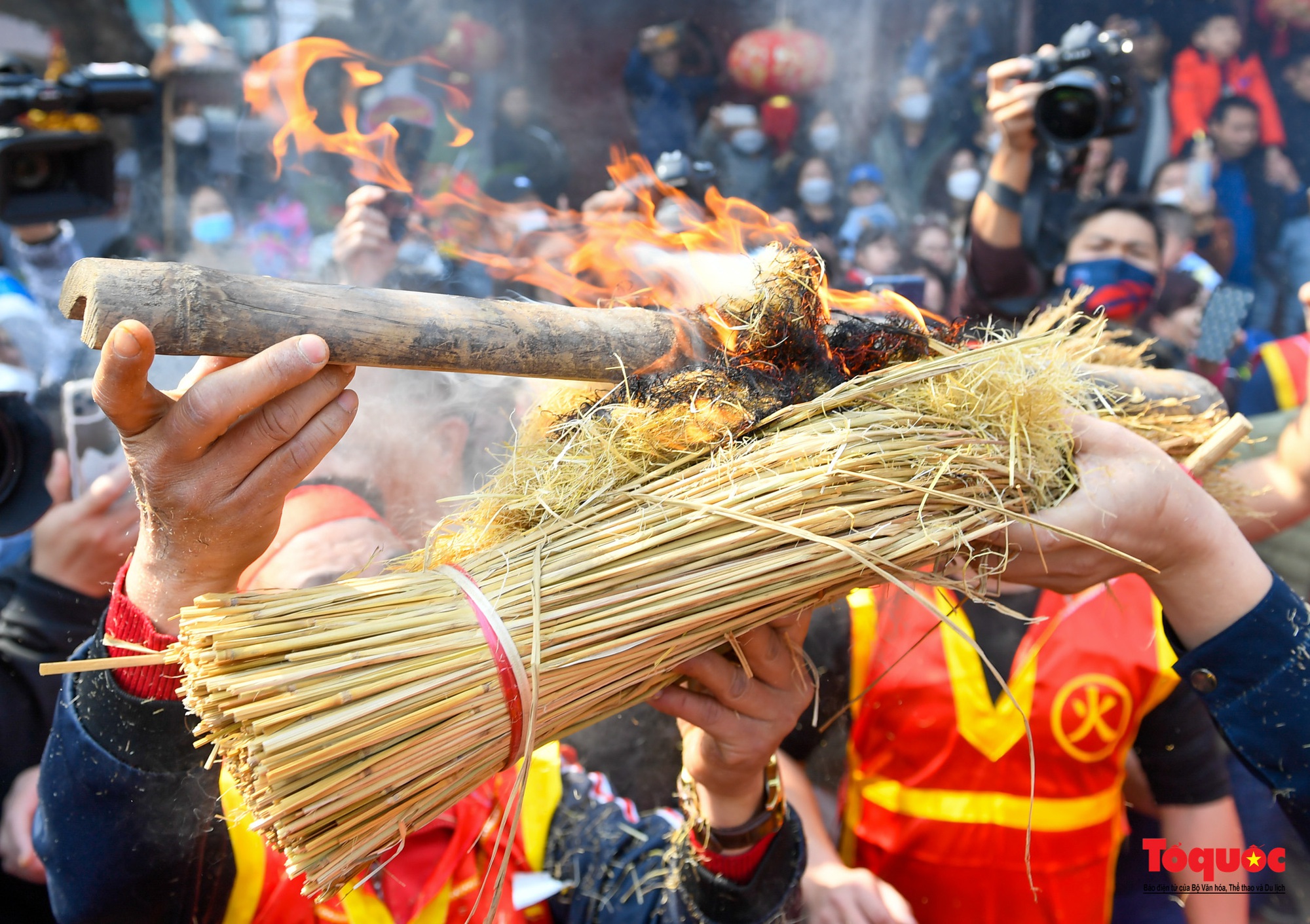 Dân làng Thị Cấm thi kéo lửa thổi cơm ngày đầu Xuân - Ảnh 4.