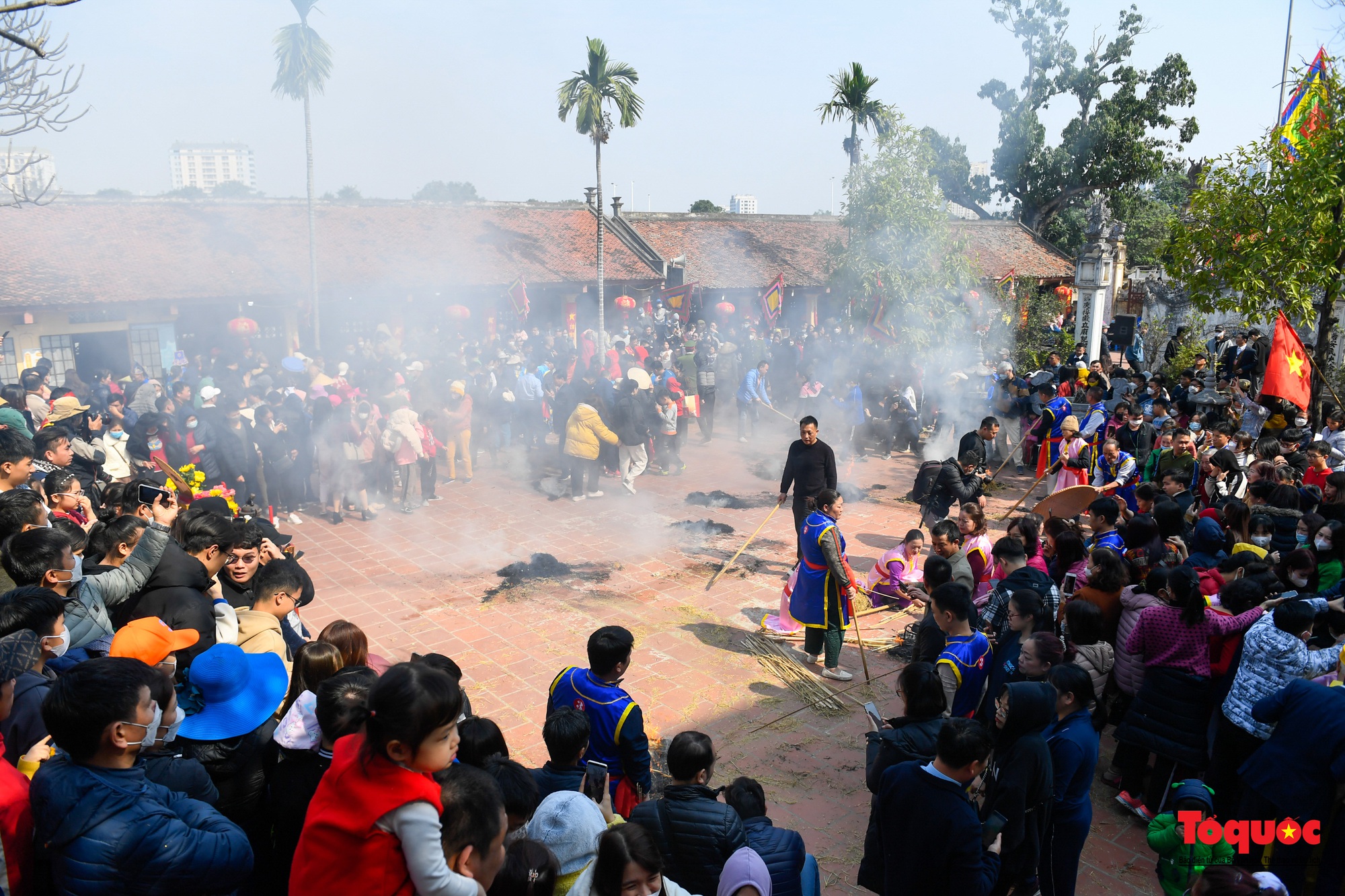 Dân làng Thị Cấm thi kéo lửa thổi cơm ngày đầu Xuân - Ảnh 1.