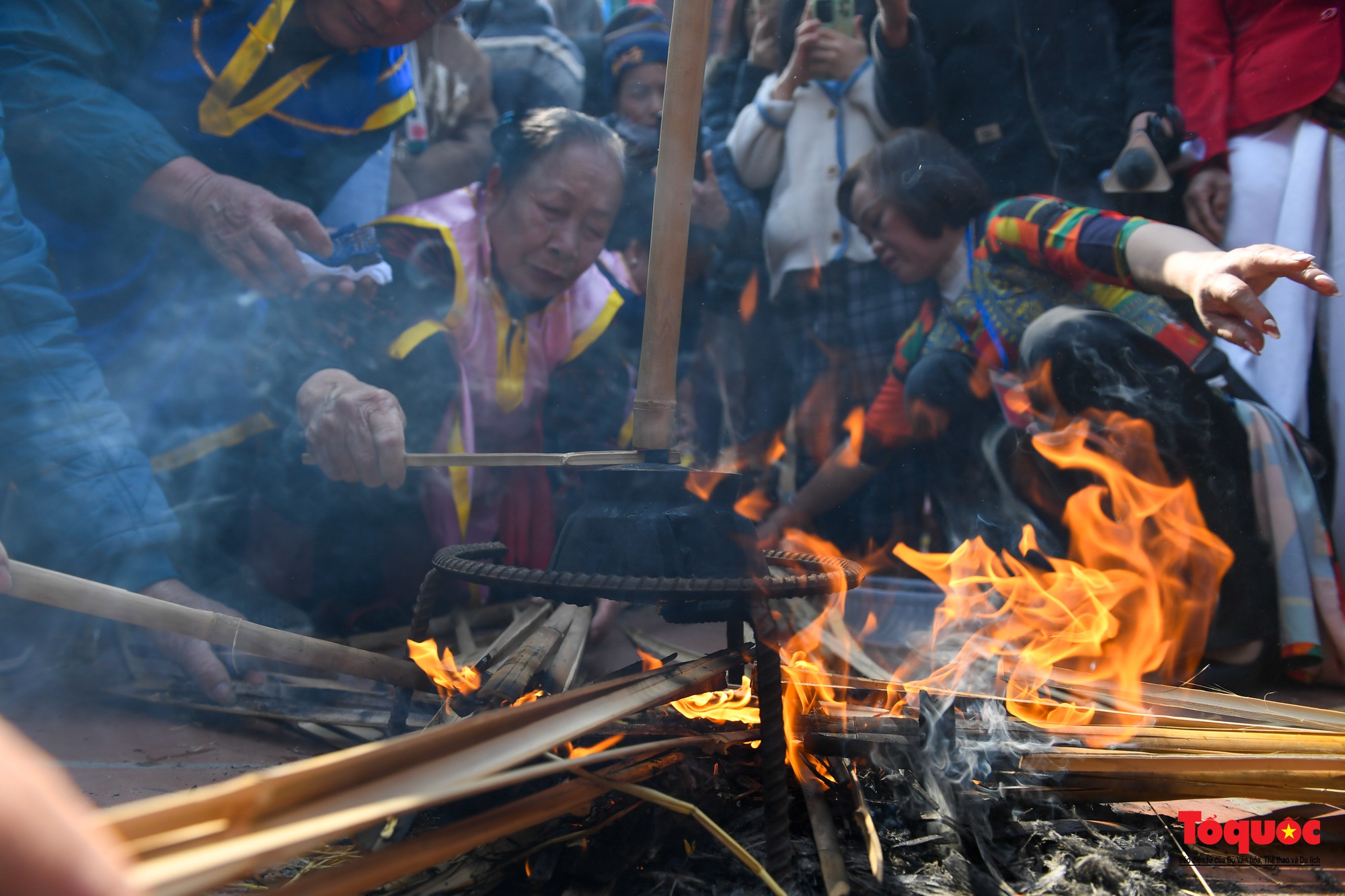 Dân làng Thị Cấm thi kéo lửa thổi cơm ngày đầu Xuân - Ảnh 9.