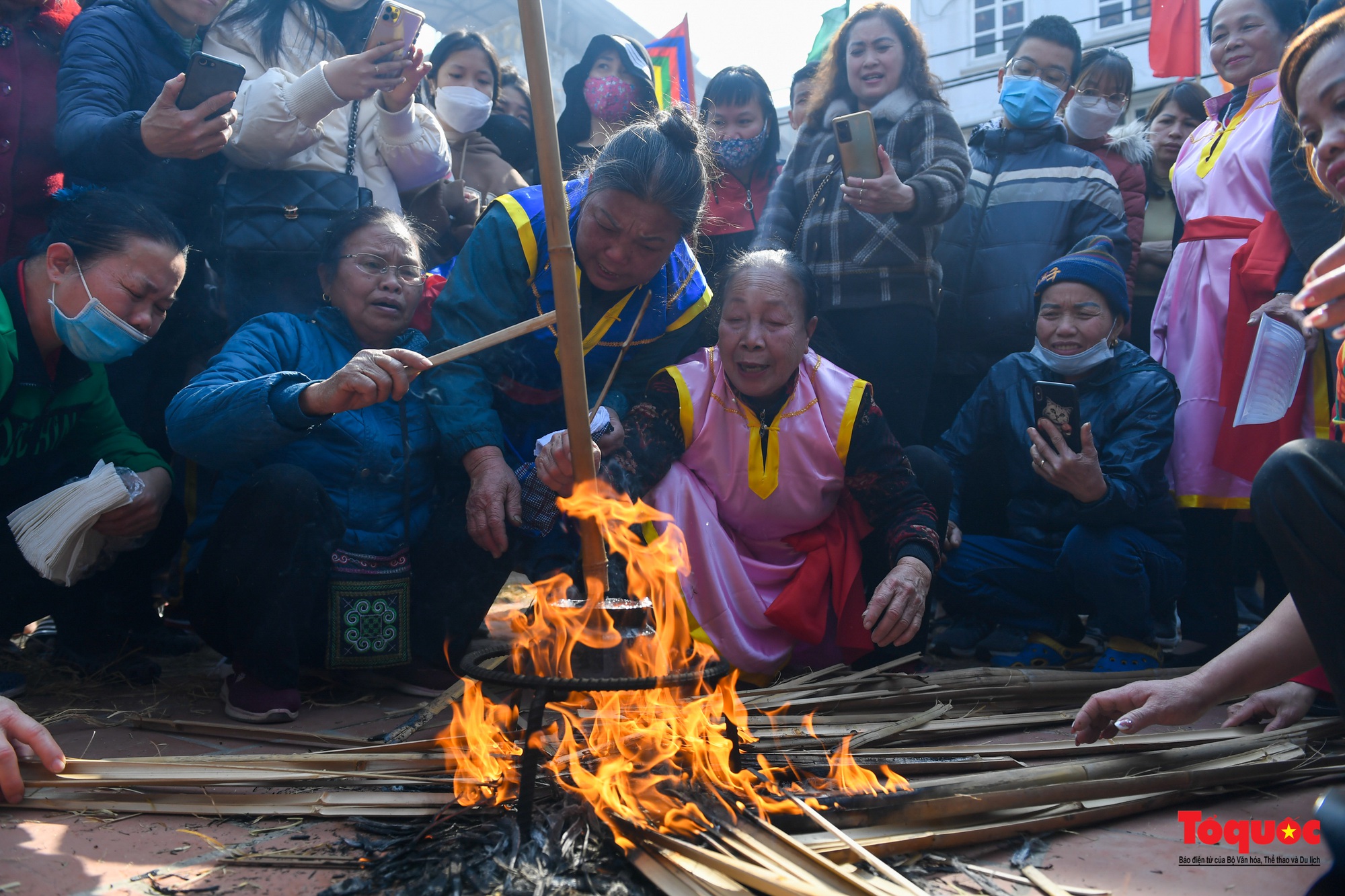 Dân làng Thị Cấm thi kéo lửa thổi cơm ngày đầu Xuân - Ảnh 8.