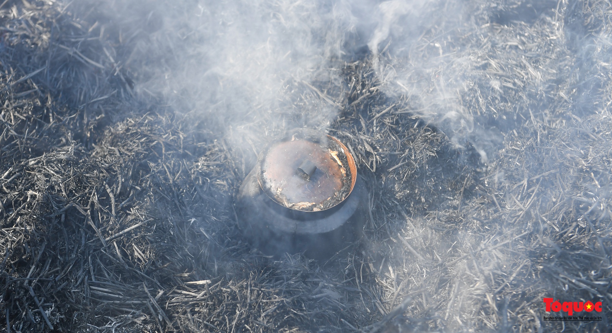 Dân làng Thị Cấm thi kéo lửa thổi cơm ngày đầu Xuân - Ảnh 12.