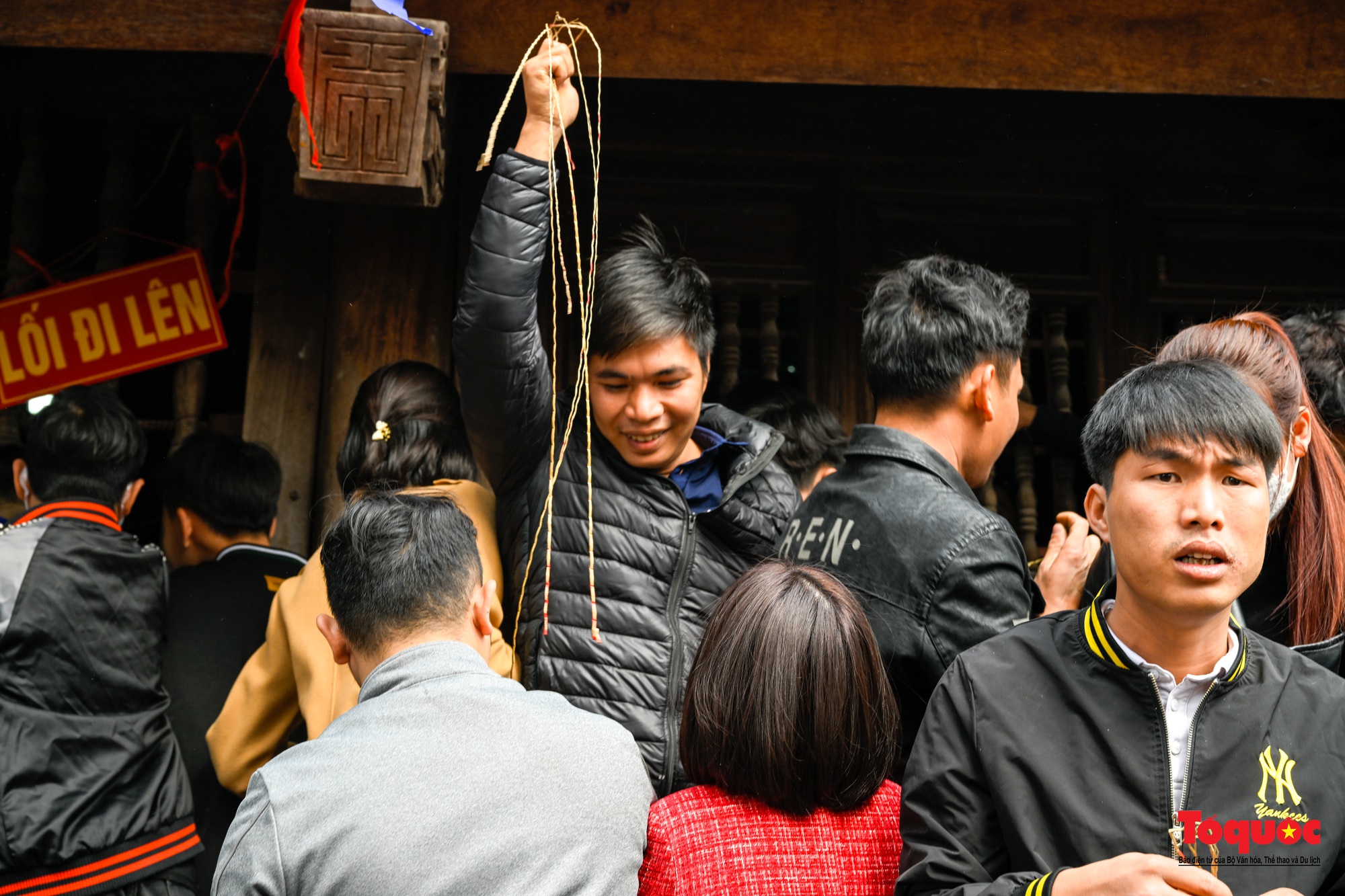 Hàng ngàn người tham gia lễ hội &quot;Đúc Bụt&quot; và nghi thức xin chiếu thiêng cầu đinh - Ảnh 25.