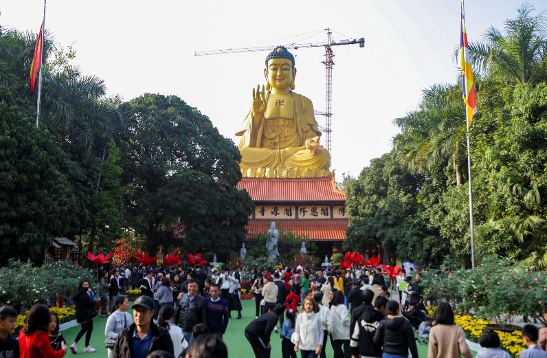 Hàng vạn người đổ về ngôi chùa có tượng Phật lớn nhất Đông Nam Á đi lễ đầu năm - Ảnh 1.