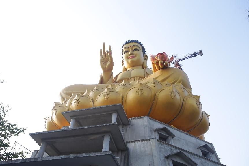 Hàng vạn người đổ về ngôi chùa có tượng Phật lớn nhất Đông Nam Á đi lễ đầu năm - Ảnh 6.