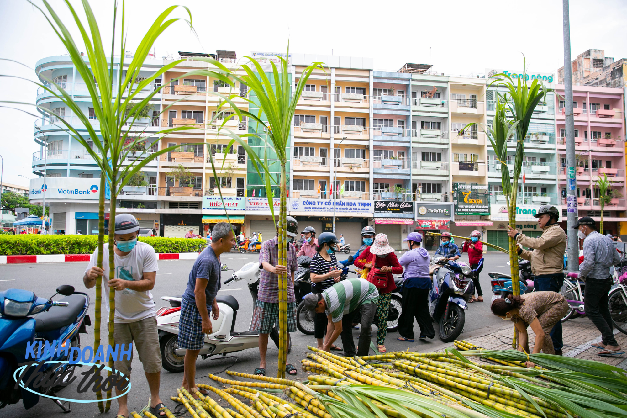 Earn tens of millions in less than 24 hours thanks to the custom of buying golden sugarcane to worship God in Saigon - Photo 2.