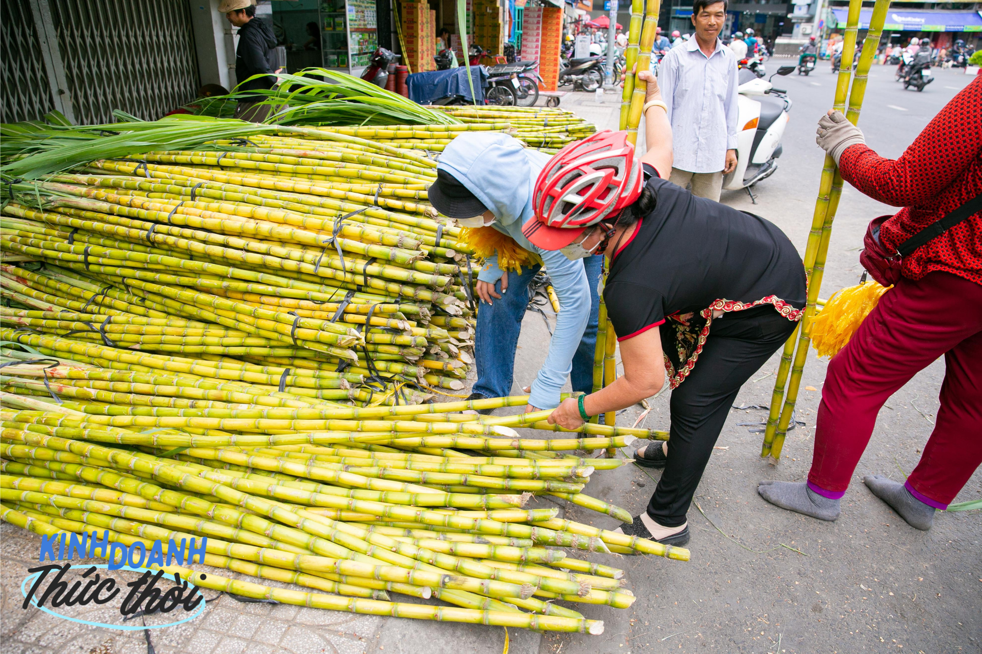 Kiếm hàng chục triệu chưa đầy 24 giờ nhờ phong tục mua mía vàng cúng vía Trời ở Sài Gòn - Ảnh 4.