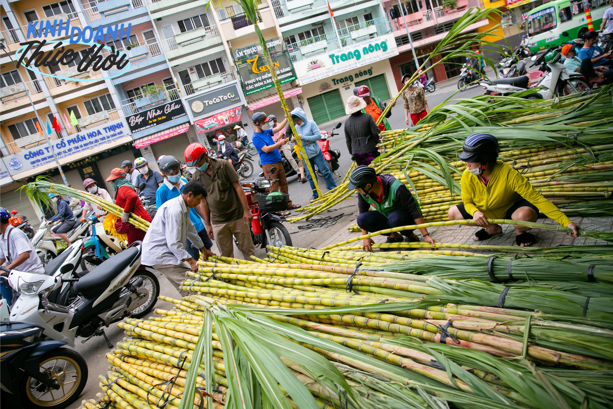 Earn tens of millions in less than 24 hours thanks to the custom of buying golden sugarcane to worship God in Saigon - Photo 1.