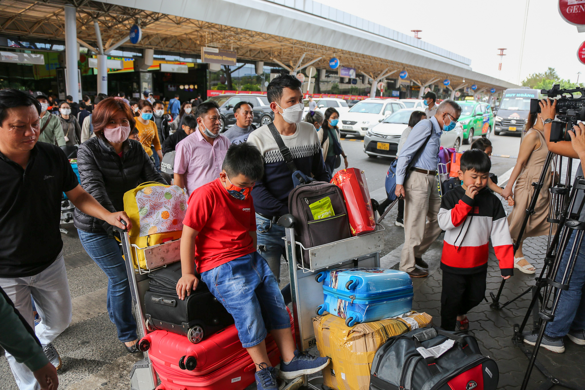Cao điểm người dân trở lại TP.HCM sau Tết, khách đến sân bay Tân Sơn Nhất tăng mạnh - Ảnh 9.