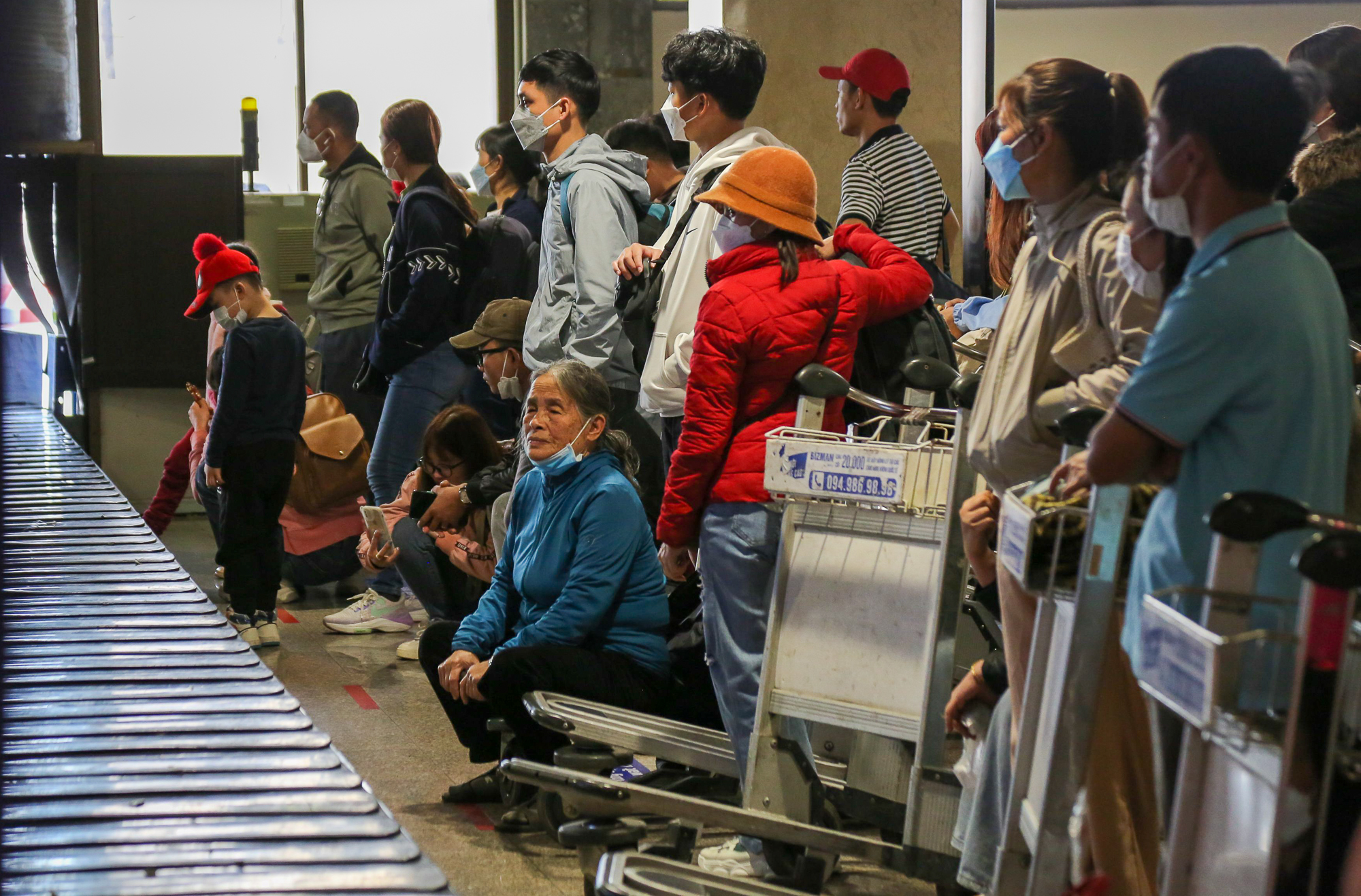 Cao điểm người dân trở lại TP.HCM sau Tết, khách đến sân bay Tân Sơn Nhất tăng mạnh - Ảnh 3.