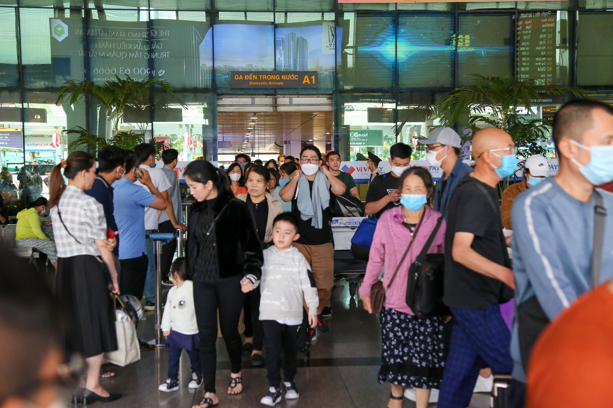 Cao điểm người dân trở lại TP.HCM sau Tết, khách đến sân bay Tân Sơn Nhất tăng mạnh - Ảnh 6.