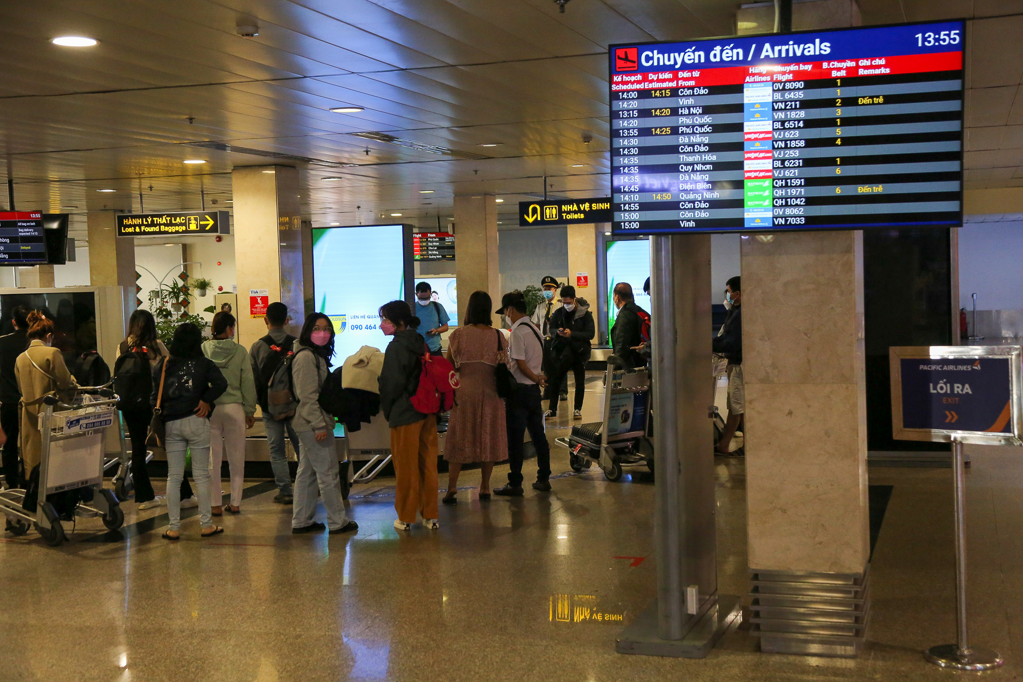 Cao điểm người dân trở lại TP.HCM sau Tết, khách đến sân bay Tân Sơn Nhất tăng mạnh - Ảnh 1.