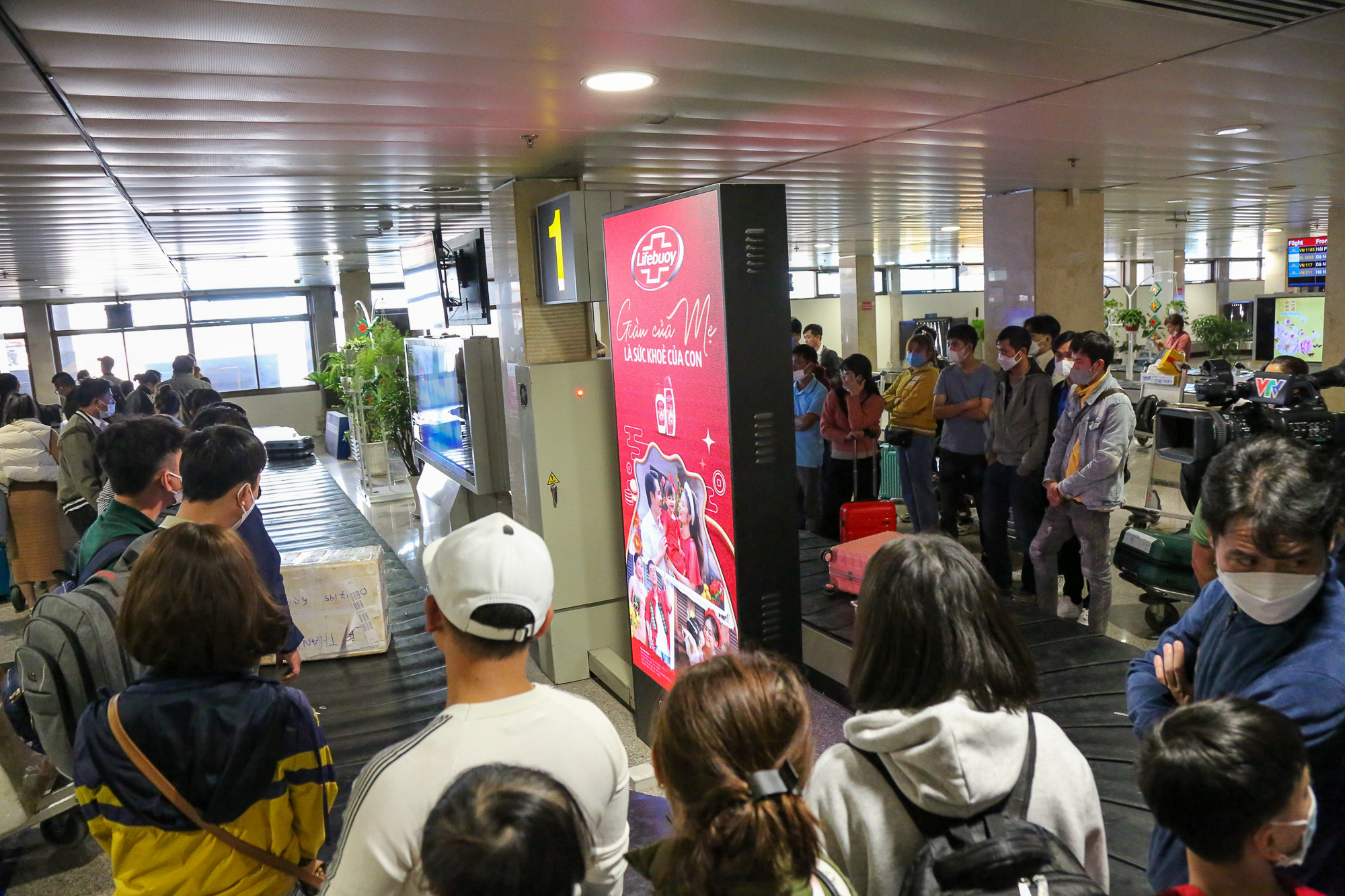 Cao điểm người dân trở lại TP.HCM sau Tết, khách đến sân bay Tân Sơn Nhất tăng mạnh - Ảnh 2.
