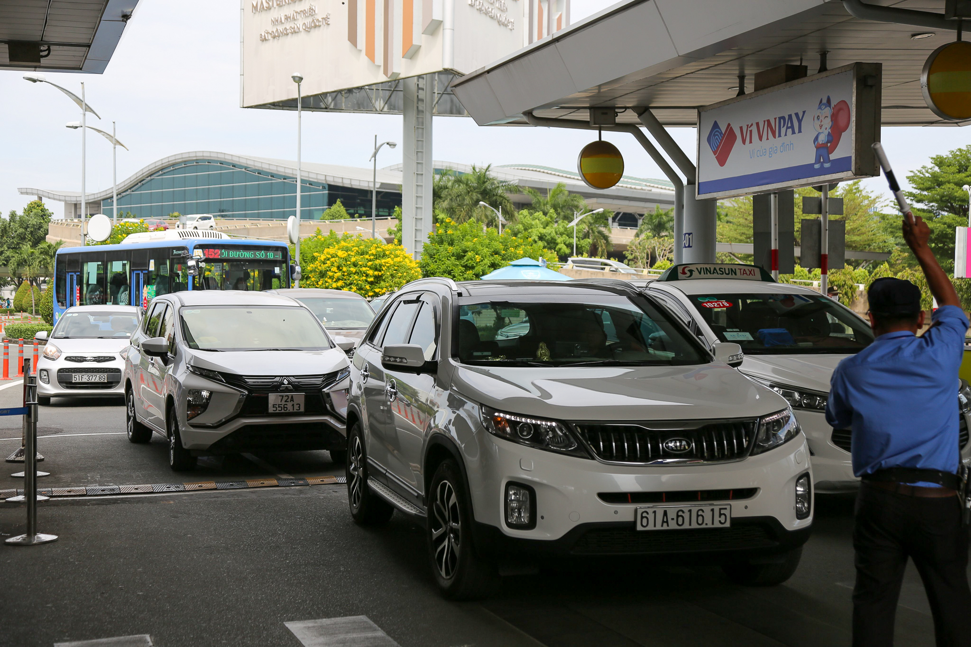 Cao điểm người dân trở lại TP.HCM sau Tết, khách đến sân bay Tân Sơn Nhất tăng mạnh - Ảnh 10.