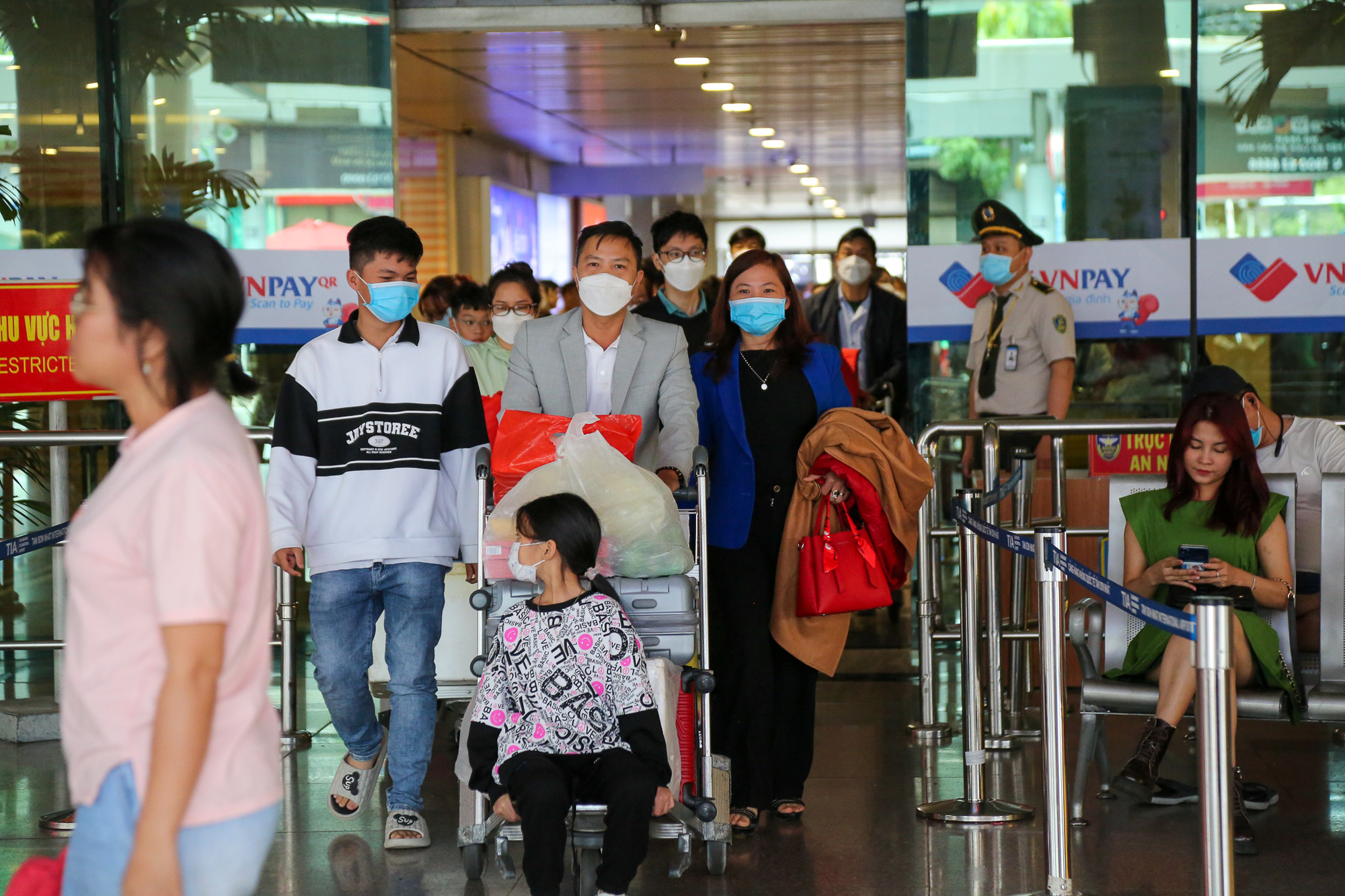 Cao điểm người dân trở lại TP.HCM sau Tết, khách đến sân bay Tân Sơn Nhất tăng mạnh - Ảnh 7.