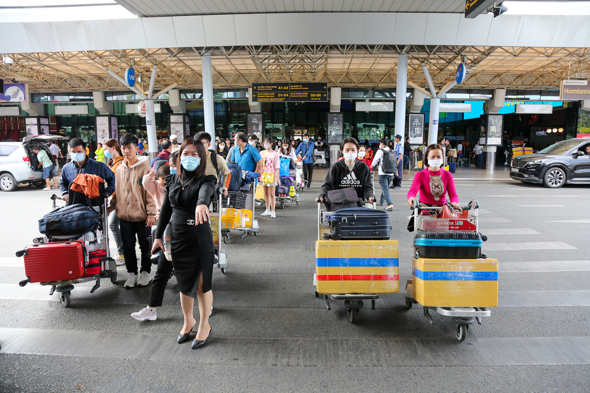 Cao điểm người dân trở lại TP.HCM sau Tết, khách đến sân bay Tân Sơn Nhất tăng mạnh - Ảnh 11.
