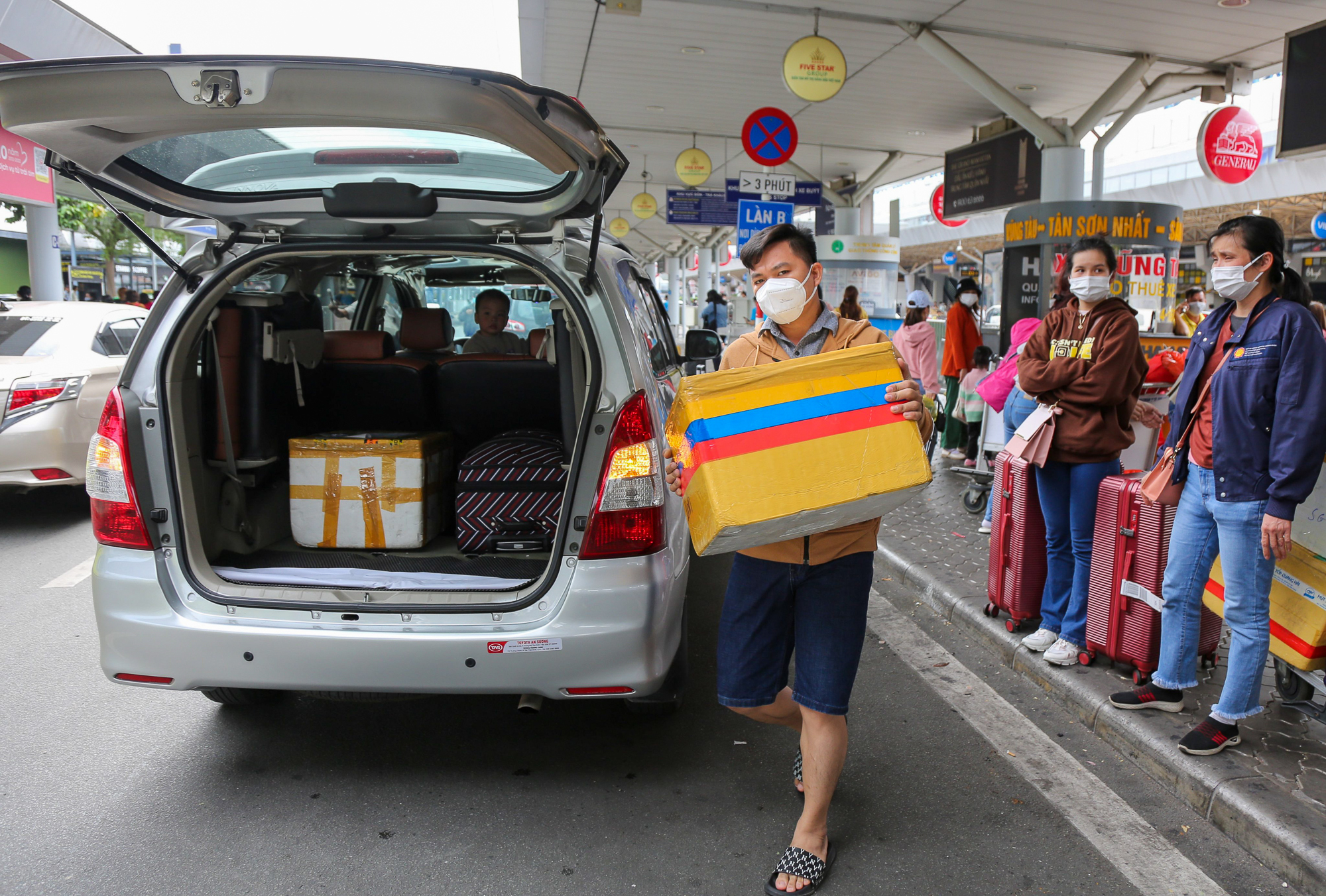 Cao điểm người dân trở lại TP.HCM sau Tết, khách đến sân bay Tân Sơn Nhất tăng mạnh - Ảnh 12.