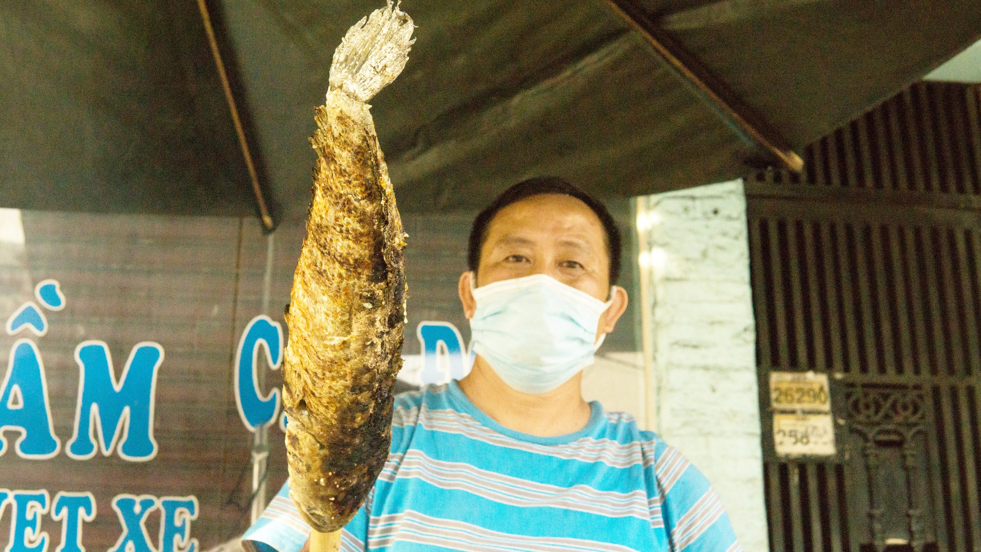 TP.HCM: Phố cá lóc tấp nập, nhiều cửa hàng nướng 4.000 con cá để bán ngày vía Thần Tài - Ảnh 3.