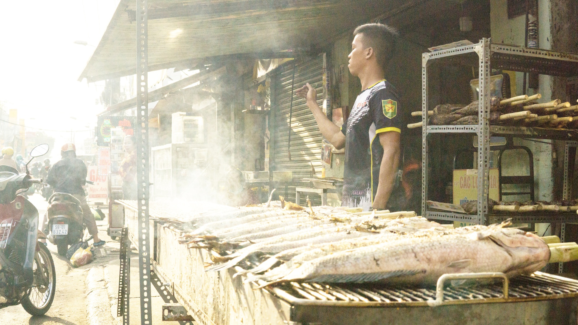TP.HCM: Phố cá lóc tấp nập, nhiều cửa hàng nướng 4.000 con cá để bán ngày vía Thần Tài - Ảnh 2.