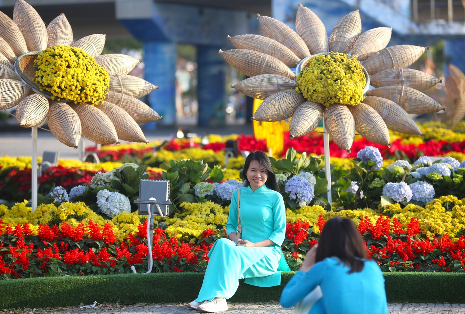 Đà Nẵng giữ lại đường hoa Xuân thêm 1 tuần để người dân và du khách check-in - Ảnh 12.