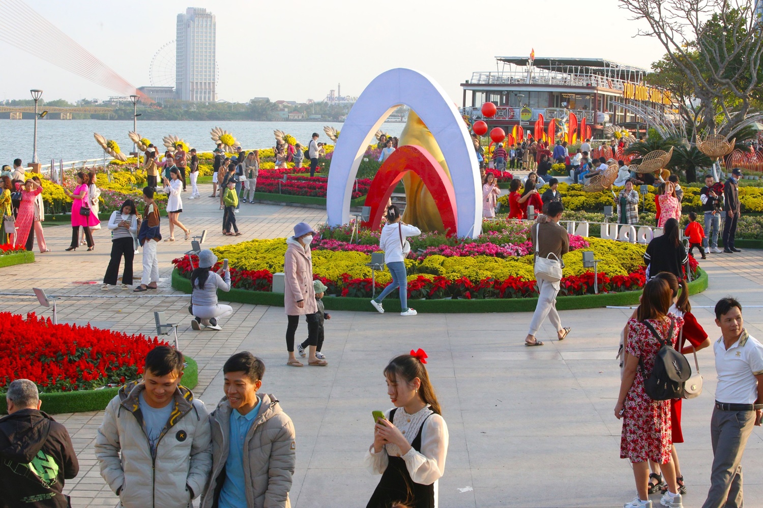 Đà Nẵng giữ lại đường hoa Xuân thêm 1 tuần để người dân và du khách check-in - Ảnh 2.