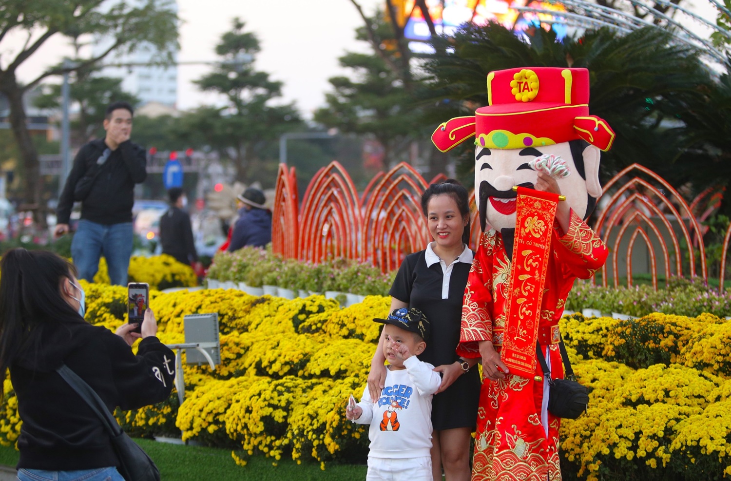 Đà Nẵng giữ lại đường hoa Xuân thêm 1 tuần để người dân và du khách check-in - Ảnh 9.