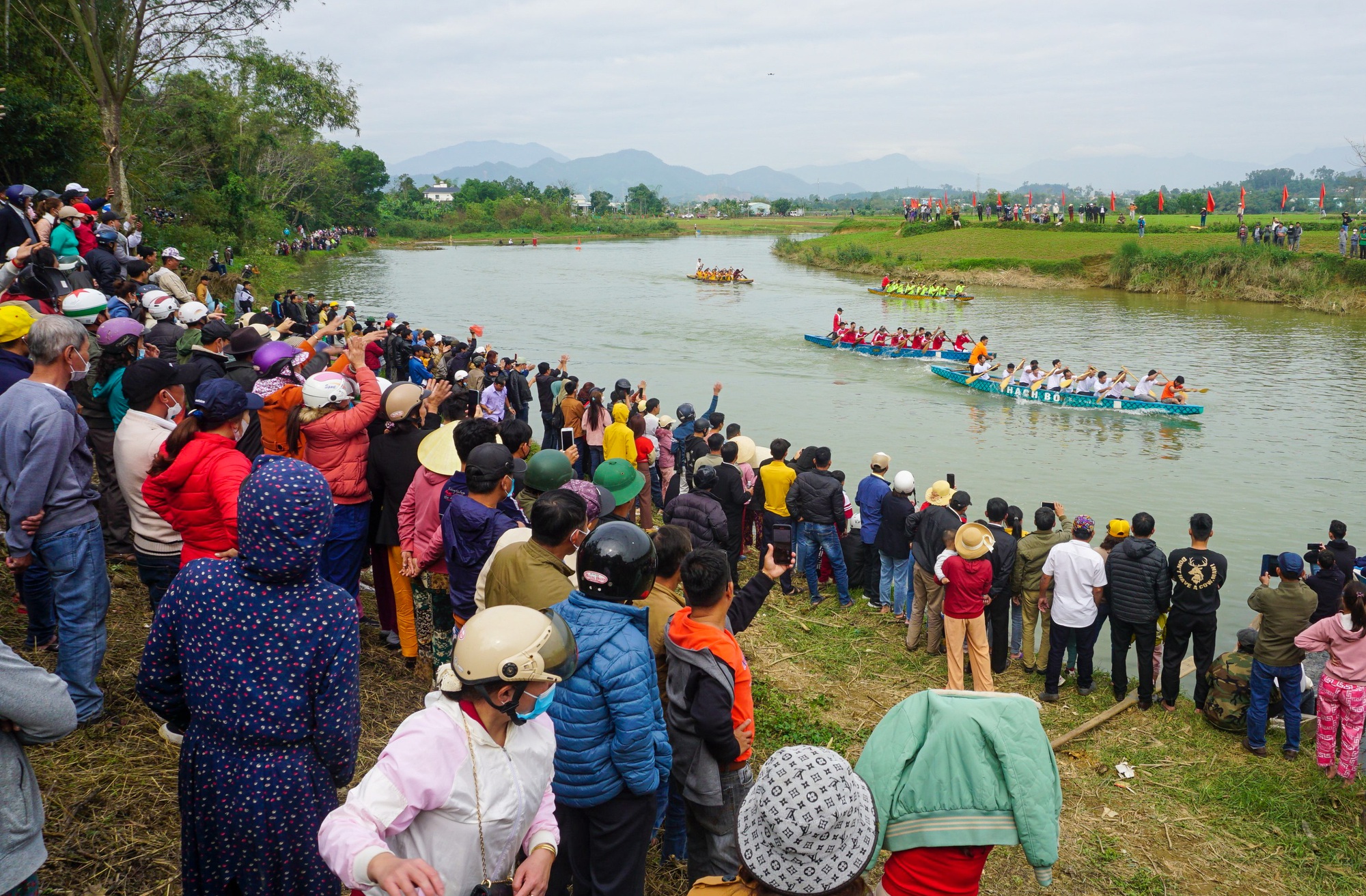 Hàng nghìn người chen chân xem đua ghe tại lễ hội ở làng cổ hơn 500 tuổi - Ảnh 1.