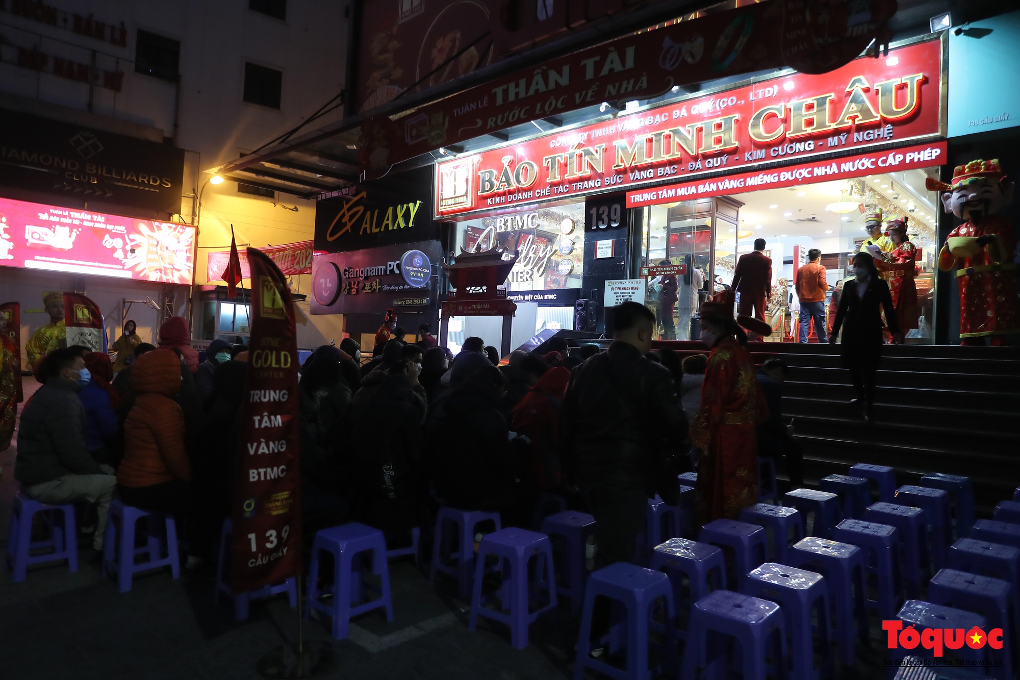 Hà Nội: Người dân xếp hàng từ 5 giờ sáng chờ mua vàng ngày vía Thần Tài dưới cái rét 9 độ C - Ảnh 1.