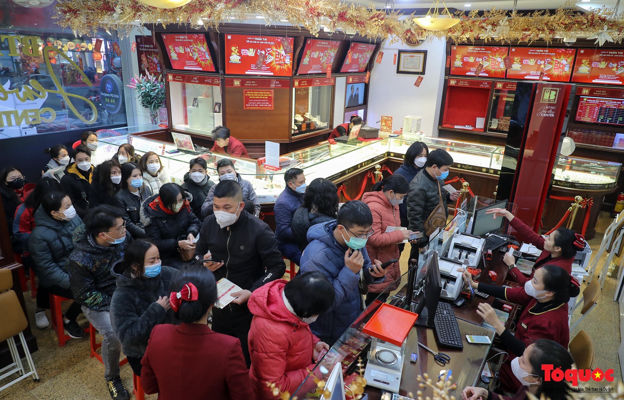 Hà Nội: Người dân xếp hàng từ 5 giờ sáng chờ mua vàng ngày vía Thần Tài dưới cái rét 9 độ C - Ảnh 11.