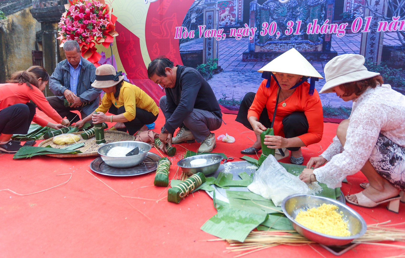 Hàng nghìn người chen chân xem đua ghe tại lễ hội đình ở làng cổ hơn 500 tuổi - Ảnh 23.