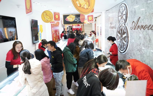 Người dân tấp nập đi mua vàng dịp Thần Tài 2023 tại hệ thống DOJI - Ảnh 1.