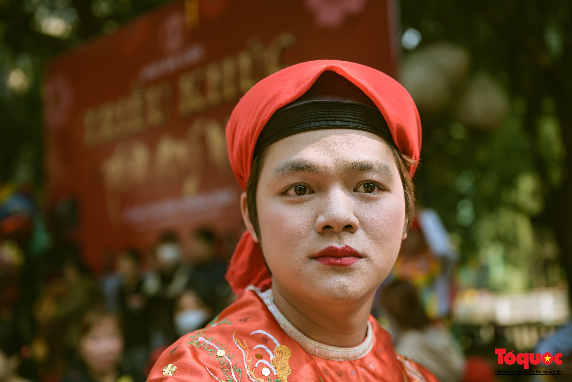 Trai Hà Nội thoa phấn, tô son múa điệu &quot; con đĩ đánh bồng&quot; trong lễ hội làng Triều Khúc - Ảnh 17.