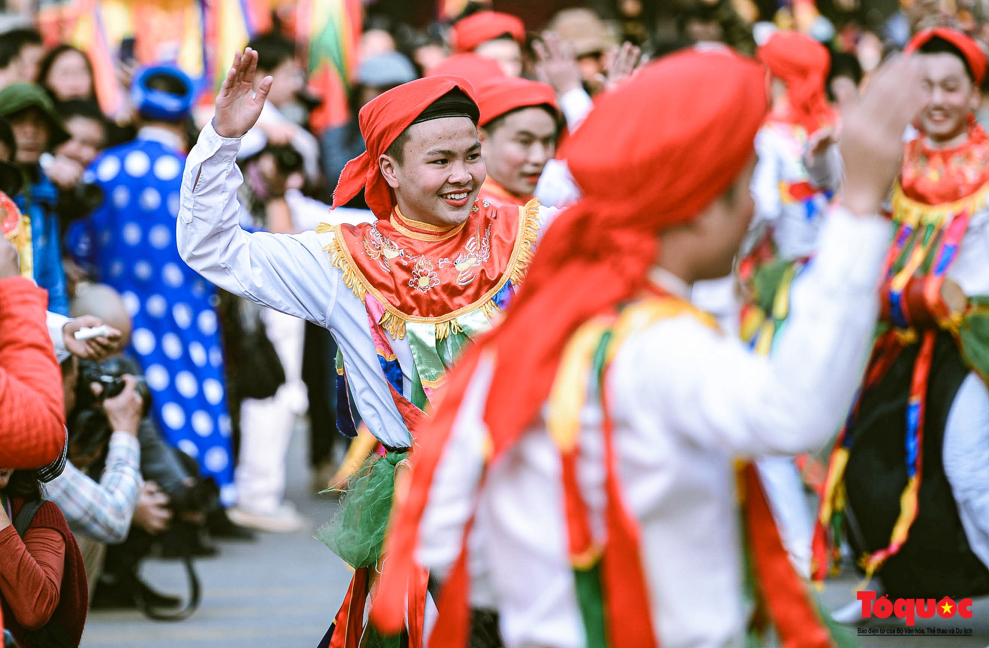 Trai Hà Nội thoa phấn, tô son múa điệu &quot; con đĩ đánh bồng&quot; trong lễ hội làng Triều Khúc - Ảnh 12.