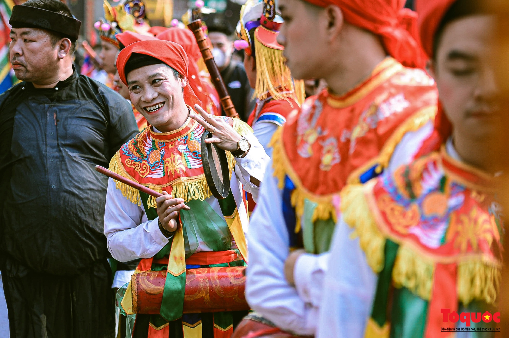 Trai Hà Nội thoa phấn, tô son múa điệu &quot; con đĩ đánh bồng&quot; trong lễ hội làng Triều Khúc - Ảnh 13.