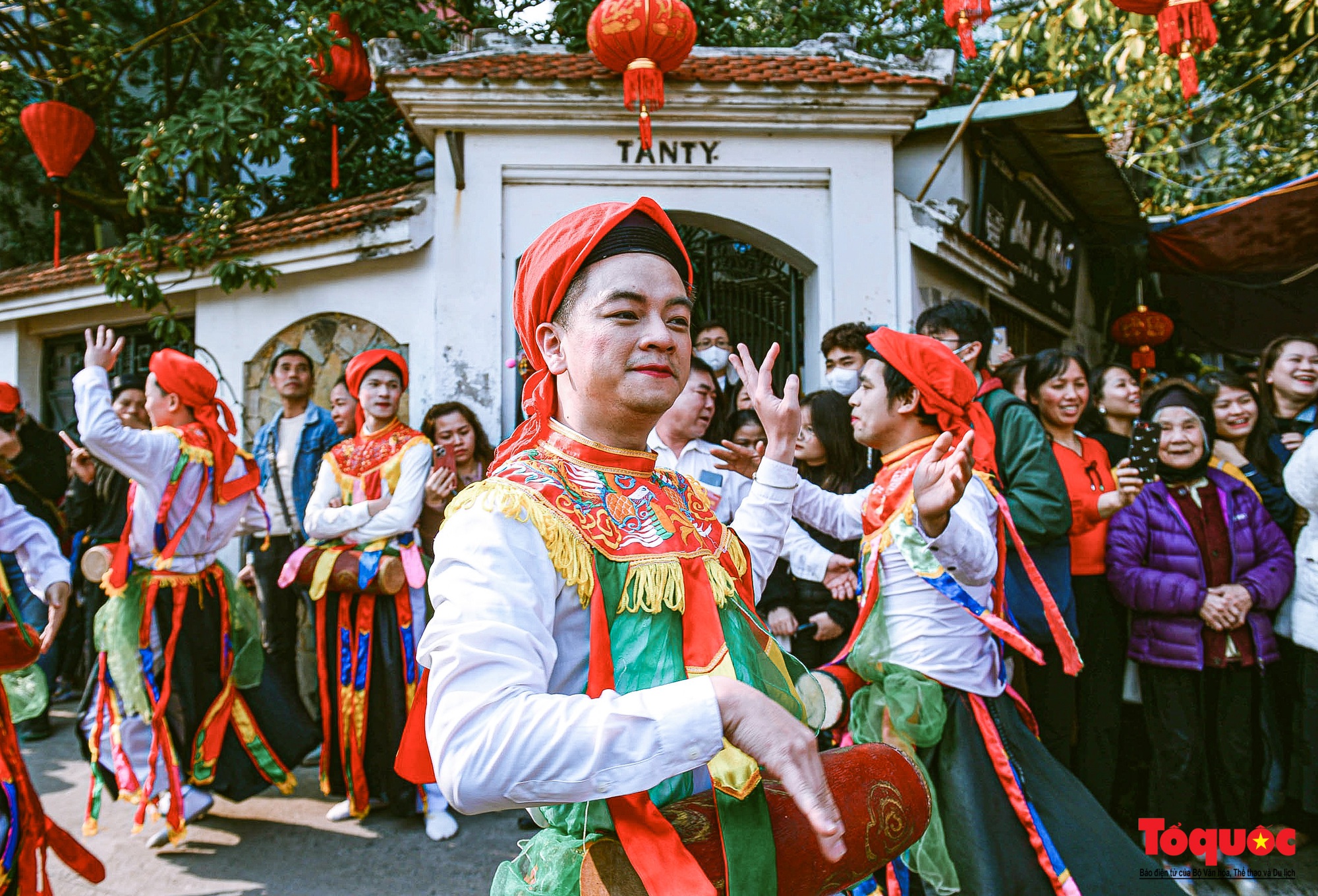 Trai Hà Nội thoa phấn, tô son múa điệu &quot; con đĩ đánh bồng&quot; trong lễ hội làng Triều Khúc - Ảnh 8.