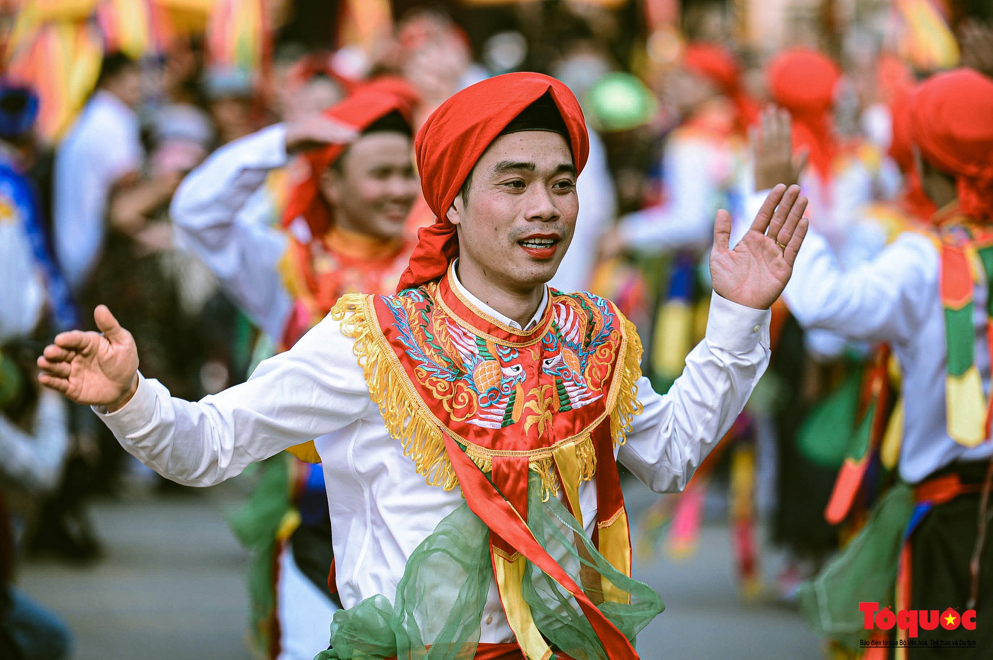 Trai Hà Nội thoa phấn, tô son múa điệu &quot; con đĩ đánh bồng&quot; trong lễ hội làng Triều Khúc - Ảnh 9.