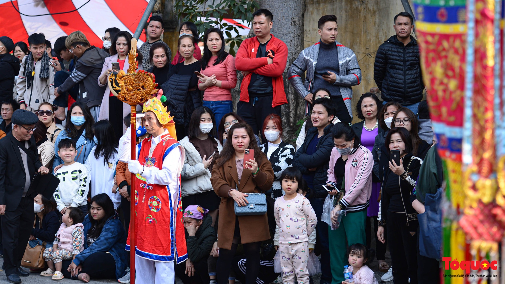 Trai Hà Nội thoa phấn, tô son múa điệu &quot; con đĩ đánh bồng&quot; trong lễ hội làng Triều Khúc - Ảnh 11.