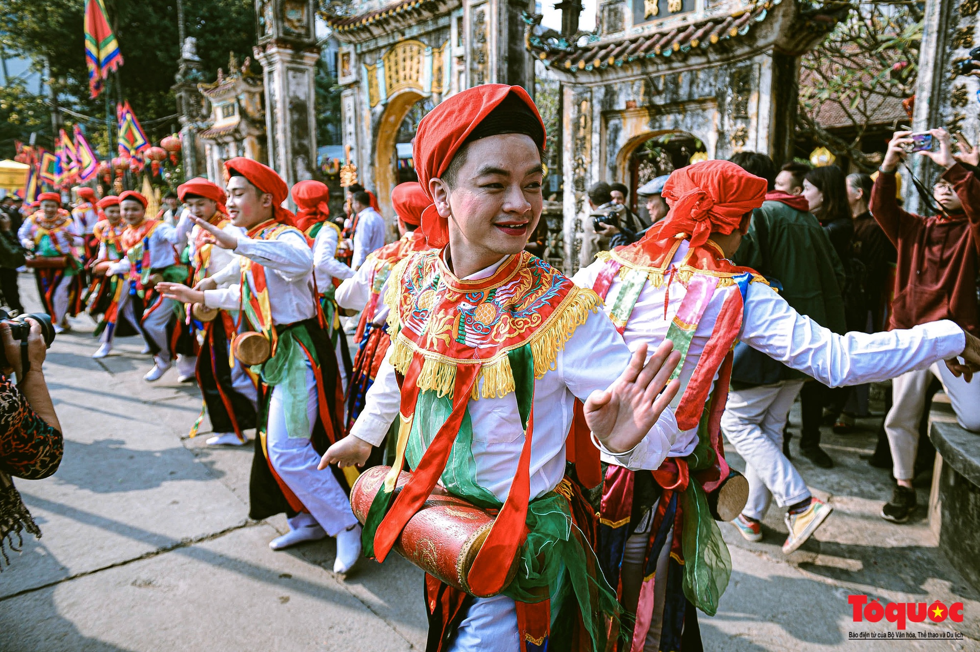 Trai Hà Nội thoa phấn, tô son múa điệu &quot; con đĩ đánh bồng&quot; trong lễ hội làng Triều Khúc - Ảnh 7.