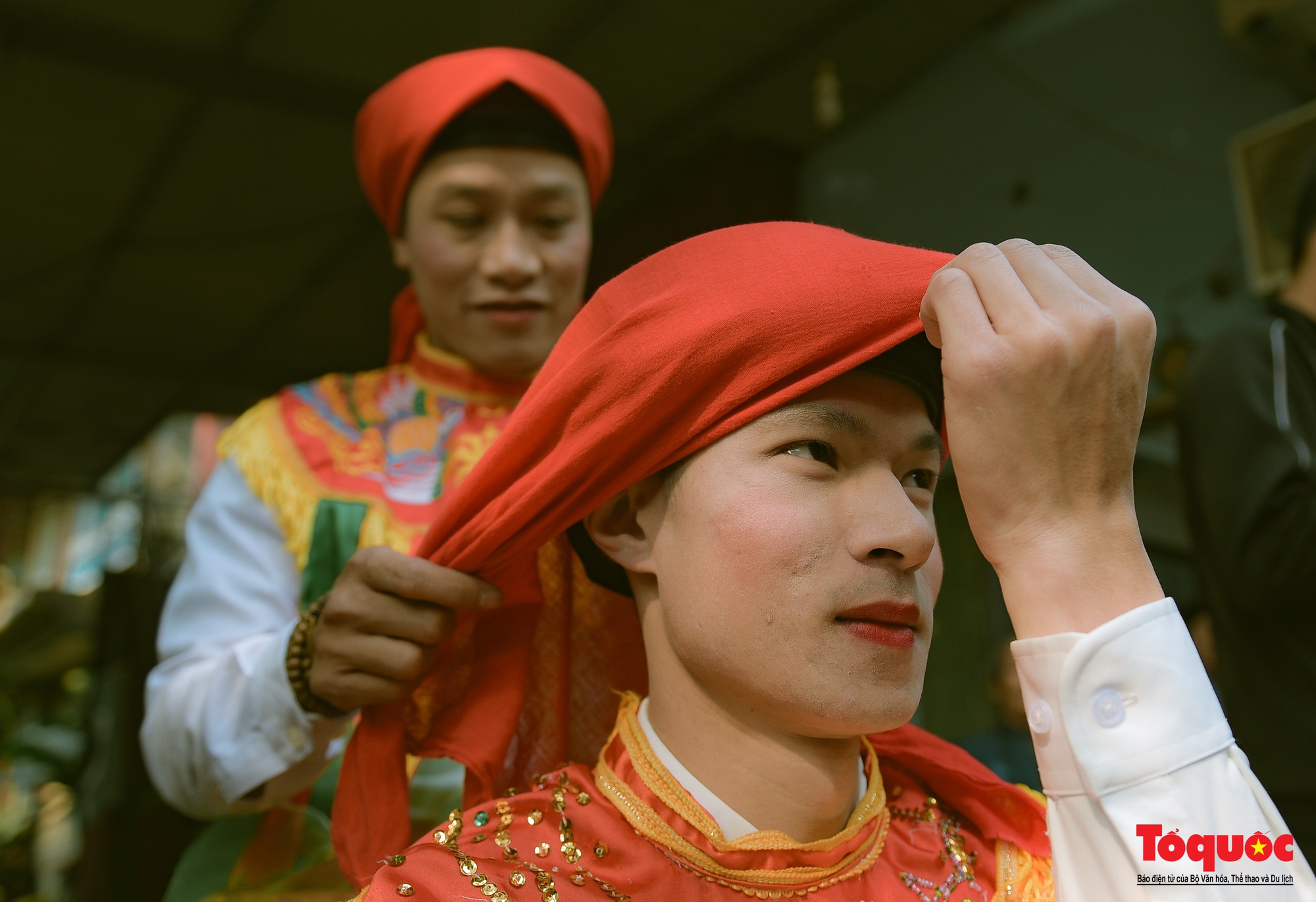 Trai Hà Nội thoa phấn, tô son múa điệu &quot; con đĩ đánh bồng&quot; trong lễ hội làng Triều Khúc - Ảnh 5.