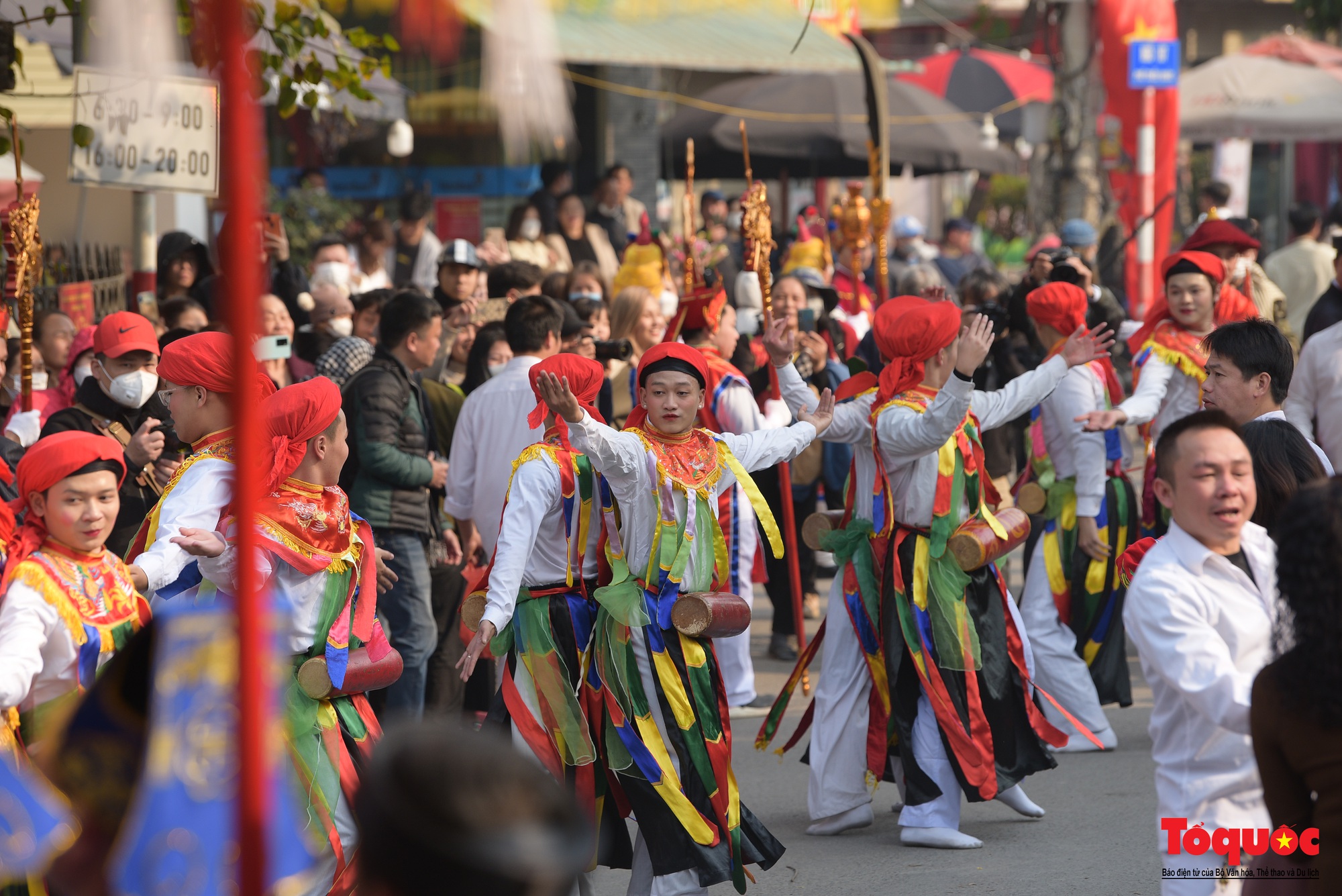 Trai Hà Nội thoa phấn, tô son múa điệu &quot; con đĩ đánh bồng&quot; trong lễ hội làng Triều Khúc - Ảnh 14.