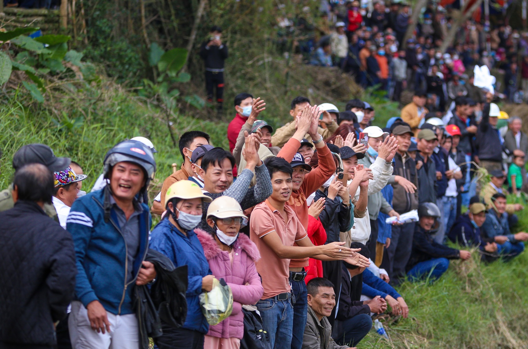 Hàng nghìn người chen chân xem đua ghe tại lễ hội ở làng cổ hơn 500 tuổi - Ảnh 3.