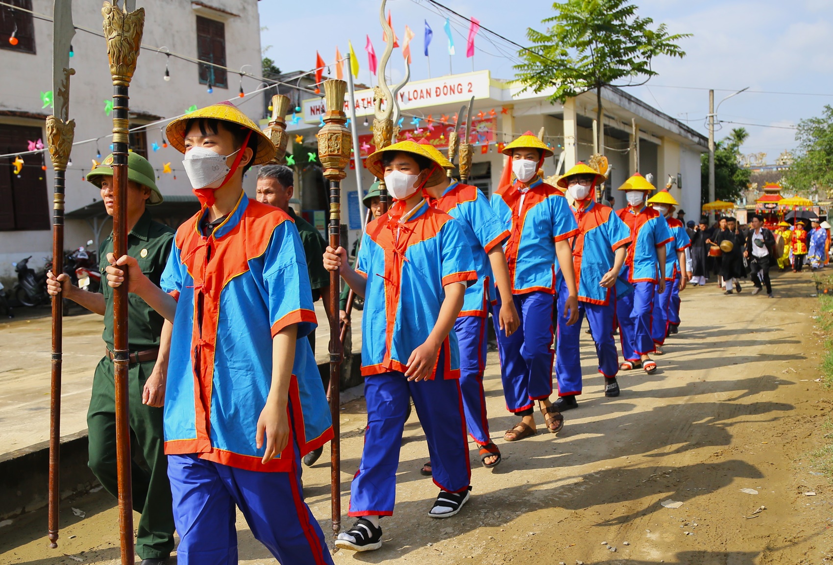 Hàng nghìn người chen chân xem đua ghe tại lễ hội ở làng cổ hơn 500 tuổi - Ảnh 14.