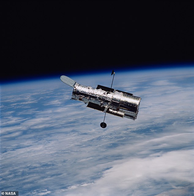 NASA kêu gọi đóng góp ý tưởng để kính Hubble tránh cảnh bị bốc cháy trong khí quyển - Ảnh 1.