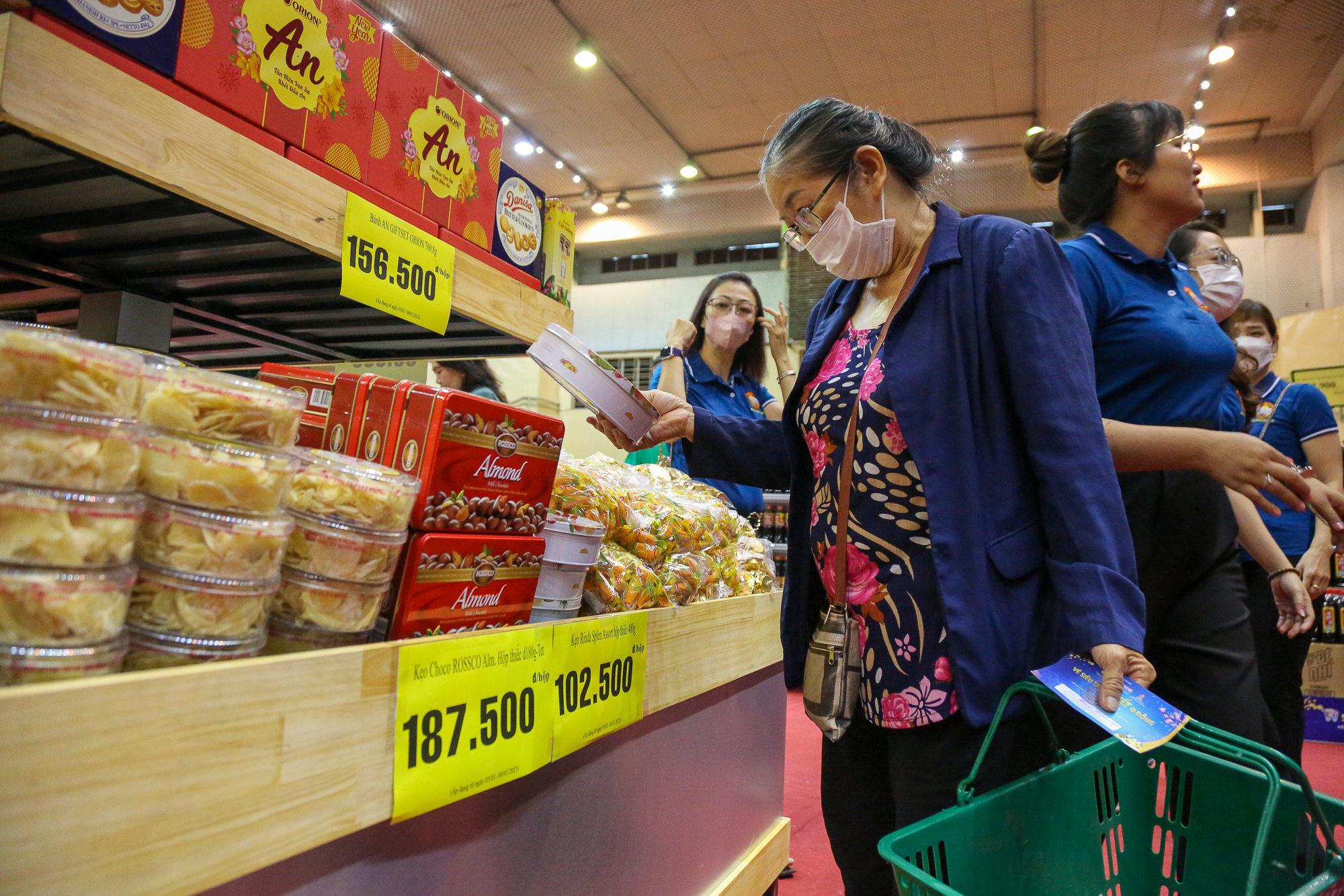 Bà con nghèo vui “không thể tả” khi được mua sắm Tết tại siêu thị mini 0 đồng ở TP.HCM  - Ảnh 11.
