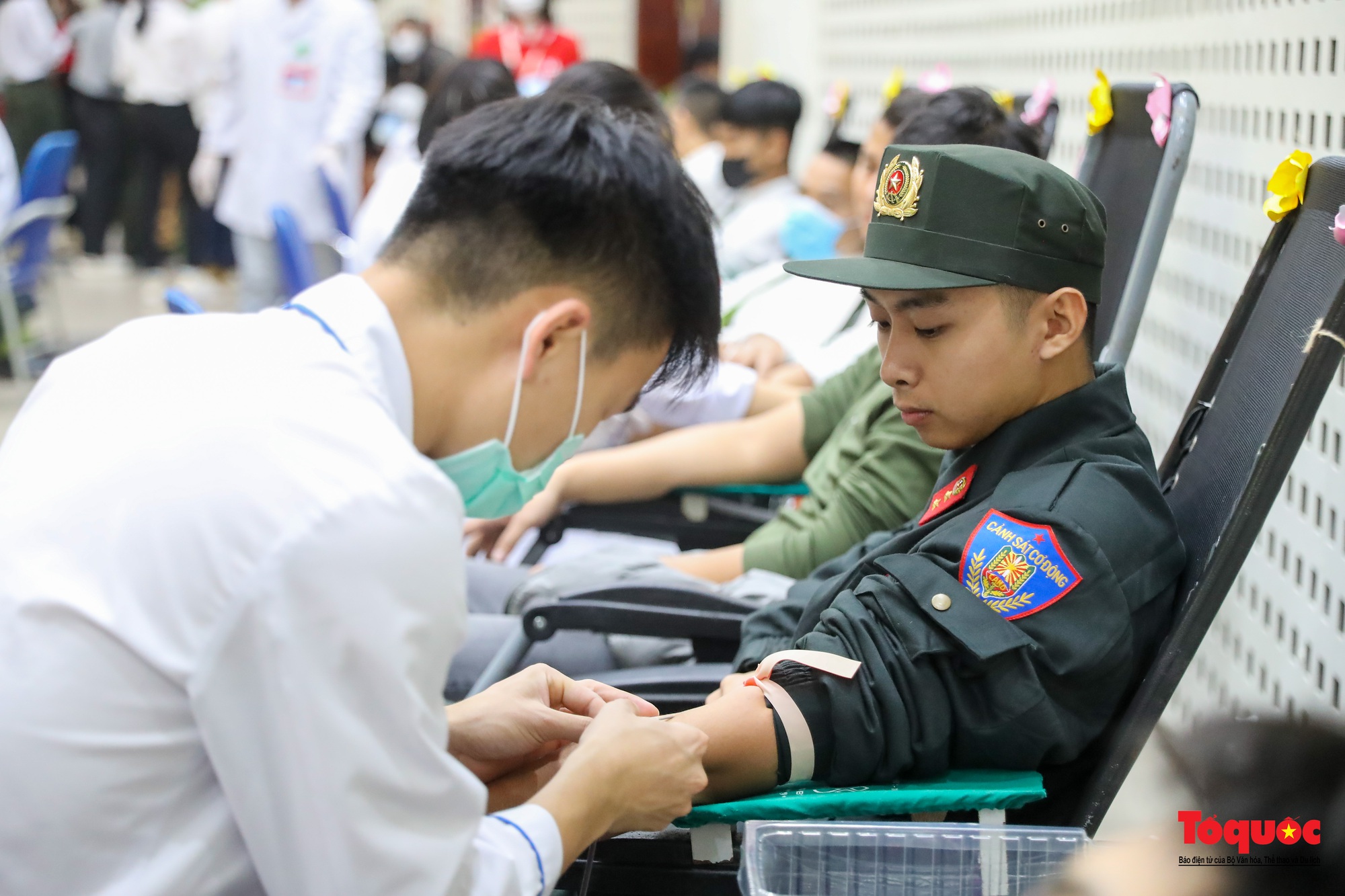 Tuổi trẻ Công an Thủ đô hiến máu cứu người trong những ngày đầu năm mới 2023 - Ảnh 16.