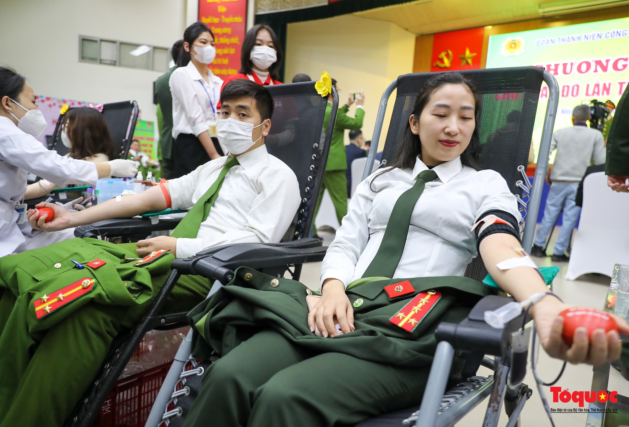 Tuổi trẻ Công an Thủ đô hiến máu cứu người trong những ngày đầu năm mới 2023 - Ảnh 10.