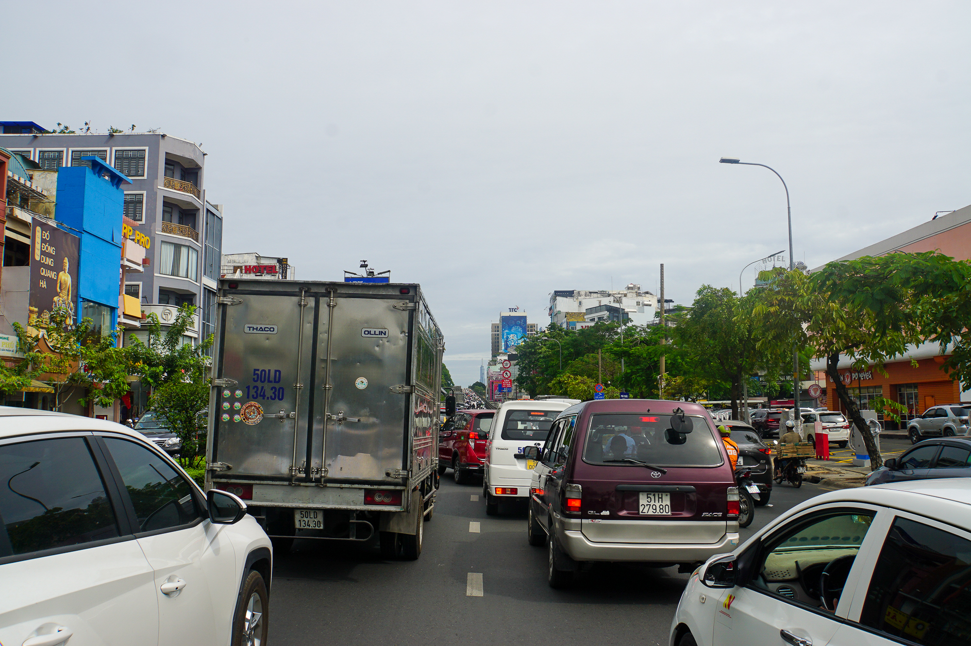 Cửa ngõ sân bay Tân Sơn Nhất ùn tắc ngày cao điểm khách đi lại dịp Tết  - Ảnh 12.