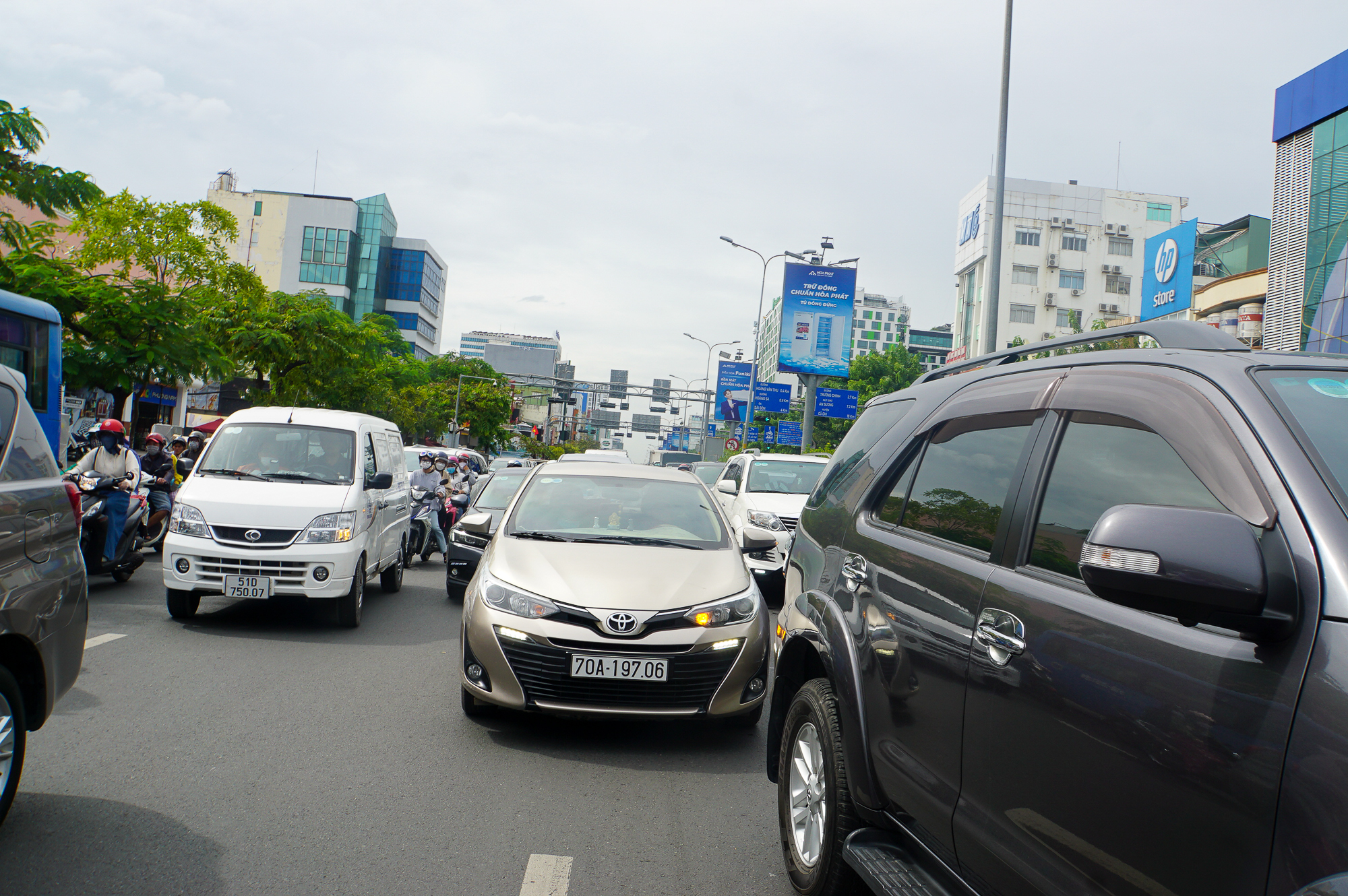 Cửa ngõ sân bay Tân Sơn Nhất ùn tắc ngày cao điểm khách đi lại dịp Tết  - Ảnh 13.