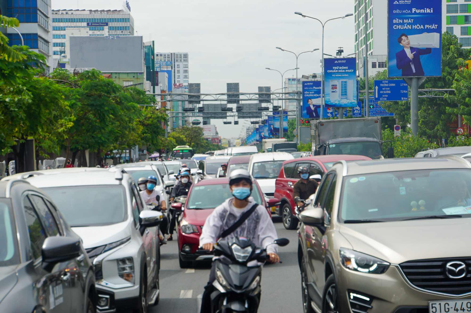 Cửa ngõ sân bay Tân Sơn Nhất ùn tắc ngày cao điểm khách đi lại dịp Tết  - Ảnh 11.