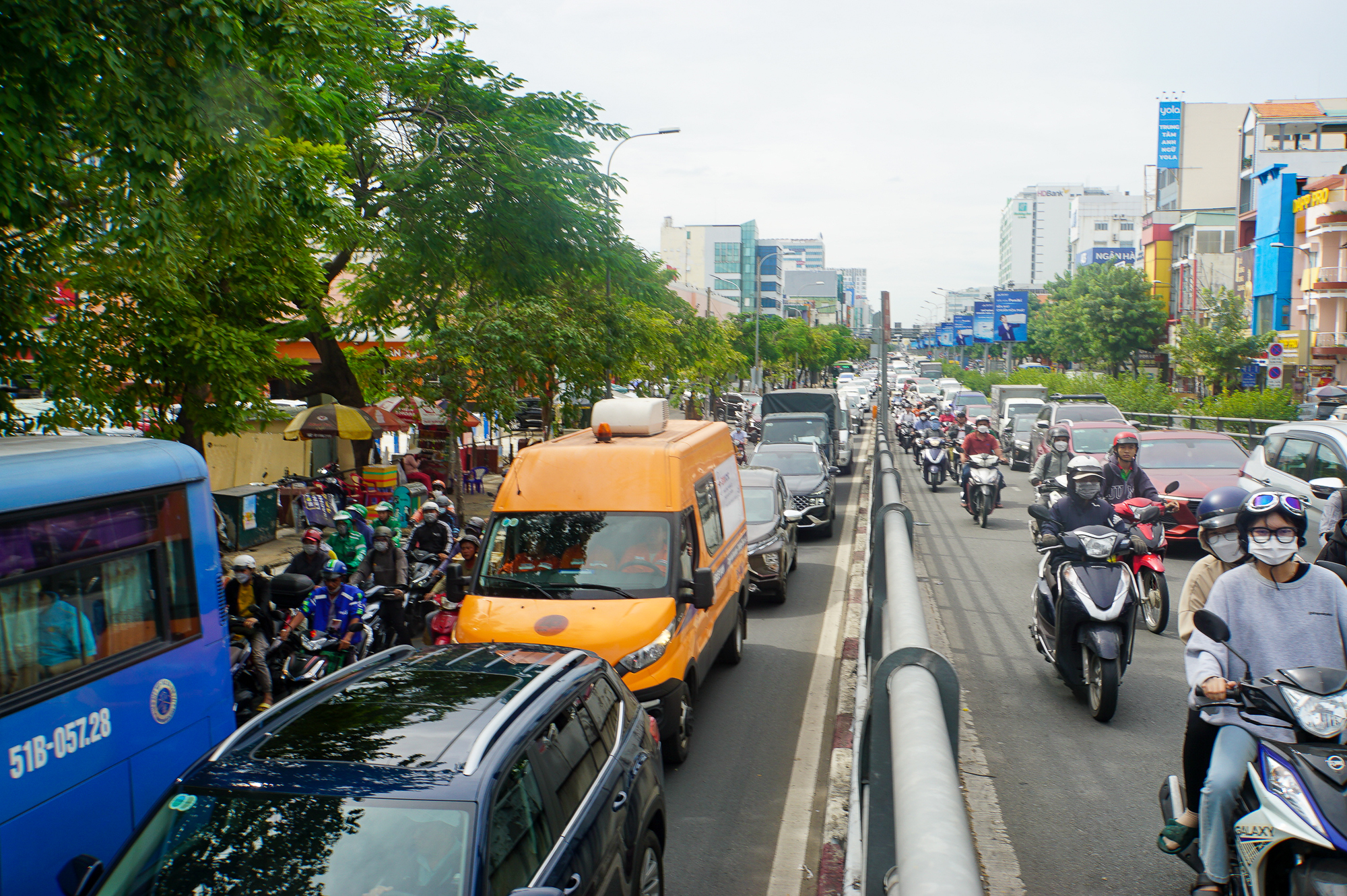 Cửa ngõ sân bay Tân Sơn Nhất ùn tắc ngày cao điểm khách đi lại dịp Tết  - Ảnh 9.